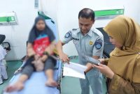Jasa Raharja Kanwil Sumatera Barat mengunjungi korban kecelakaan di salah satu Rumah sakit