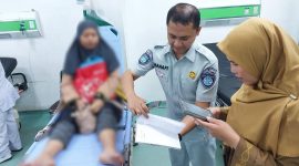 Jasa Raharja Kanwil Sumatera Barat mengunjungi korban kecelakaan di salah satu Rumah sakit