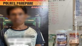 Tampan terduga pelaku judi online yang diblur saat ini ditahan di Mapolres Parepare