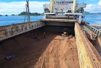 Suasana pemuatan palm kernel expeller atau bungkil inti sawit untuk di ekspor ke Korea, di Pelabuhan Belang Belang Mamuju Suawesi Barat