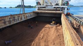Suasana pemuatan palm kernel expeller atau bungkil inti sawit untuk di ekspor ke Korea, di Pelabuhan Belang Belang Mamuju Suawesi Barat