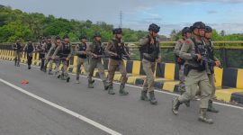 Batalyon B Pelopor Satuan Brimob Polda Sulawesi Selatan menggelar latihan speed march
