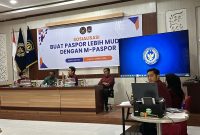 Kepala Kantor Imigrasi Kelas II TPI Parepare Ade Yanuar Ikbal, saat memberikan materi dalam sosialisasi aplikasi M-Paspor di kabupaten Wajo, Sulsel