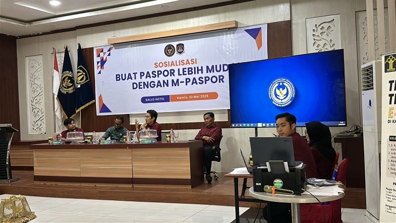 Kepala Kantor Imigrasi Kelas II TPI Parepare Ade Yanuar Ikbal, saat memberikan materi dalam sosialisasi aplikasi M-Paspor di kabupaten Wajo, Sulsel