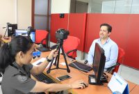 Salah seorang Warga Negara Asing (WNA) sedang melakukan pemotretan di salah satu kantor Imigrasi