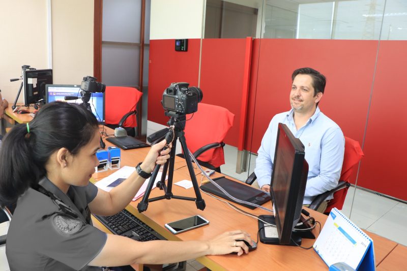 Salah seorang Warga Negara Asing (WNA) sedang melakukan pemotretan di salah satu kantor Imigrasi