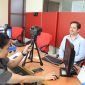 Salah seorang Warga Negara Asing (WNA) sedang melakukan pemotretan di salah satu kantor Imigrasi