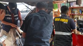 Petugas Bea Cukai Parepare, sedang melakukan pemeriksaan rokok ilegal dan penyitaan