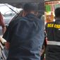 Petugas Bea Cukai Parepare, sedang melakukan pemeriksaan rokok ilegal dan penyitaan