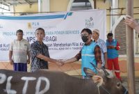 Menejer NPS PLTD Suppa Achmad Rizal Priyanto, saat menyerahkan bantuan hewan sapi kurban