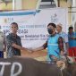 Menejer NPS PLTD Suppa Achmad Rizal Priyanto, saat menyerahkan bantuan hewan sapi kurban