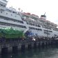 Suasana bongkar muat KM Lambelu di pelabuhan nusantara Parepare.
