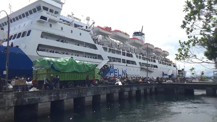 Suasana bongkar muat KM Lambelu di pelabuhan nusantara Parepare.