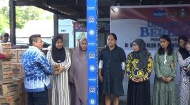 Anggota komisi III DPR RI asal partai Demokrat Andi Muzakkir Aqil, menyerahkan bantuan makanan bergizi berupa biskuit kepada warga ibu hamil dan anak balita