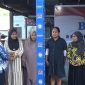 Anggota komisi III DPR RI asal partai Demokrat Andi Muzakkir Aqil, menyerahkan bantuan makanan bergizi berupa biskuit kepada warga ibu hamil dan anak balita