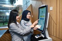 Petugas Jasa Raharja mencoba teknologi SIGNAL KIOSK Pelayanan Samsat Tanpa Antre