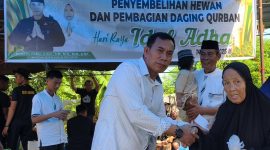 Danyon B Pelopor Kompol Ramli saat menyerahkan daging kurban kepada warga kaum dhuafa di hari raya Idul Adha 1446 Hijriyah