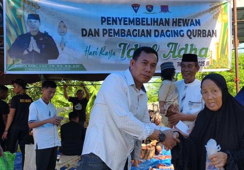 Danyon B Pelopor Kompol Ramli saat menyerahkan daging kurban kepada warga kaum dhuafa di hari raya Idul Adha 1446 Hijriyah