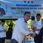Danyon B Pelopor Kompol Ramli saat menyerahkan daging kurban kepada warga kaum dhuafa di hari raya Idul Adha 1446 Hijriyah