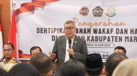 Anggota Komisi II Dewan Perwakilan Rakyat Republik Indonesia (DPR RI), Taufan Pawe, saat memberikan sambutan dalam kegiatan Sertipikat tanah wakaf dan hak pakai di wilayah Kabupaten Maros, Selasa 10 Juni 2025.