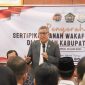 Anggota Komisi II Dewan Perwakilan Rakyat Republik Indonesia (DPR RI), Taufan Pawe, saat memberikan sambutan dalam kegiatan Sertipikat tanah wakaf dan hak pakai di wilayah Kabupaten Maros, Selasa 10 Juni 2025.
