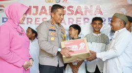 Kapolres Parepare, Akbp. Dr. Arman Muis menyerahkan bantuan paket sembako kepada pengelola pondok pesantren Hidayatullah kota Parepare, dalama rangka menyambut Hari Bhayangkara ke-79