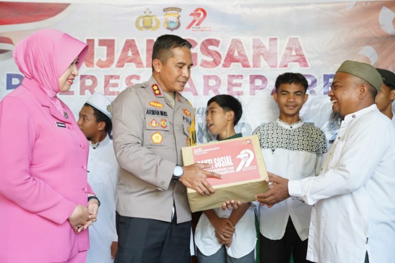 Kapolres Parepare, Akbp. Dr. Arman Muis menyerahkan bantuan paket sembako kepada pengelola pondok pesantren Hidayatullah kota Parepare, dalama rangka menyambut Hari Bhayangkara ke-79