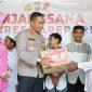Kapolres Parepare, Akbp. Dr. Arman Muis menyerahkan bantuan paket sembako kepada pengelola pondok pesantren Hidayatullah kota Parepare, dalama rangka menyambut Hari Bhayangkara ke-79