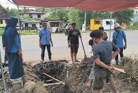 Peugas PAM TIrta Karajae Parepare sedang melakukan pengerjaan pemasangan alat interkoneksi Ladoma