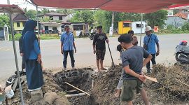 Peugas PAM TIrta Karajae Parepare sedang melakukan pengerjaan pemasangan alat interkoneksi Ladoma