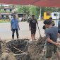 Peugas PAM TIrta Karajae Parepare sedang melakukan pengerjaan pemasangan alat interkoneksi Ladoma