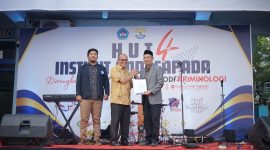 Kepala LLDIKTI Wilayah IX Sultanbatara, Andi Lukman (kanan), menyerahakn SK pembukaan prodi baru Kriminologi kepada rektor IAS Parepare, Prof. Bakhtiar tijjang