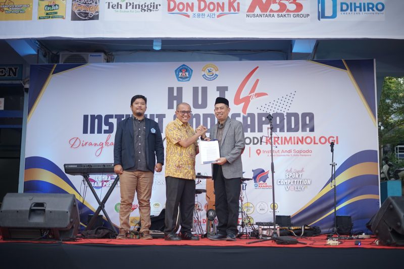 Kepala LLDIKTI Wilayah IX Sultanbatara, Andi Lukman (kanan), menyerahakn SK pembukaan prodi baru Kriminologi kepada rektor IAS Parepare, Prof. Bakhtiar tijjang