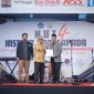 Kepala LLDIKTI Wilayah IX Sultanbatara, Andi Lukman (kanan), menyerahakn SK pembukaan prodi baru Kriminologi kepada rektor IAS Parepare, Prof. Bakhtiar tijjang
