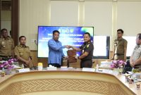 (Kiri) Direktur PAM Tirta Karajae, Andi Firdaus Djollong dan (Kanan) Kepala Kejaksaan Negeri (Kajari) Parepare, Abdillah, saat melakukan MoU