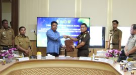 (Kiri) Direktur PAM Tirta Karajae, Andi Firdaus Djollong dan (Kanan) Kepala Kejaksaan Negeri (Kajari) Parepare, Abdillah, saat melakukan MoU