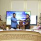 (Kiri) Direktur PAM Tirta Karajae, Andi Firdaus Djollong dan (Kanan) Kepala Kejaksaan Negeri (Kajari) Parepare, Abdillah, saat melakukan MoU