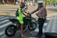 Anggota Sat Lantas Polres Parepare,memberhentikan pengendara sepeda motor karena melanggar lalulintas 