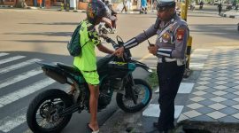 Anggota Sat Lantas Polres Parepare,memberhentikan pengendara sepeda motor karena melanggar lalulintas 
