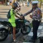 Anggota Sat Lantas Polres Parepare,memberhentikan pengendara sepeda motor karena melanggar lalulintas 