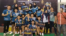 Foto bersama atlet usai menerima medali