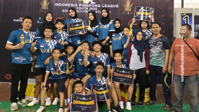 Foto bersama atlet usai menerima medali