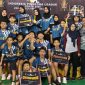 Foto bersama atlet usai menerima medali