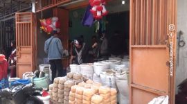 Suasana aktivitas pembeli di salah satu toko yang menjual kebutuhan bahan pokok sembako