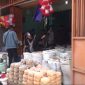 Suasana aktivitas pembeli di salah satu toko yang menjual kebutuhan bahan pokok sembako
