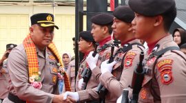 Kapolres Parepare yang baru, AKBP Indra Waspada Yuda, menyalami personel saat prosesi penjemputannya di Mapolres Parepare