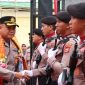 Kapolres Parepare yang baru, AKBP Indra Waspada Yuda, menyalami personel saat prosesi penjemputannya di Mapolres Parepare