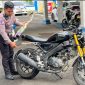 Salah satu anggota Sat Lantas Polres Parepare memperlihatkan sepeda motor yang diamankan petugas karena menggunakan knalpot brong