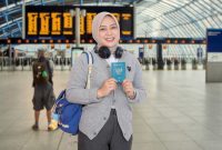 Salah seorang warga memperlhatkan paspor Indonesia