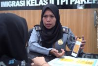 Salah satu petugas Imigrasi kelas II TPI Parepare, Sulsel, memperkenalkan inovasi terbaru kepada pemohon